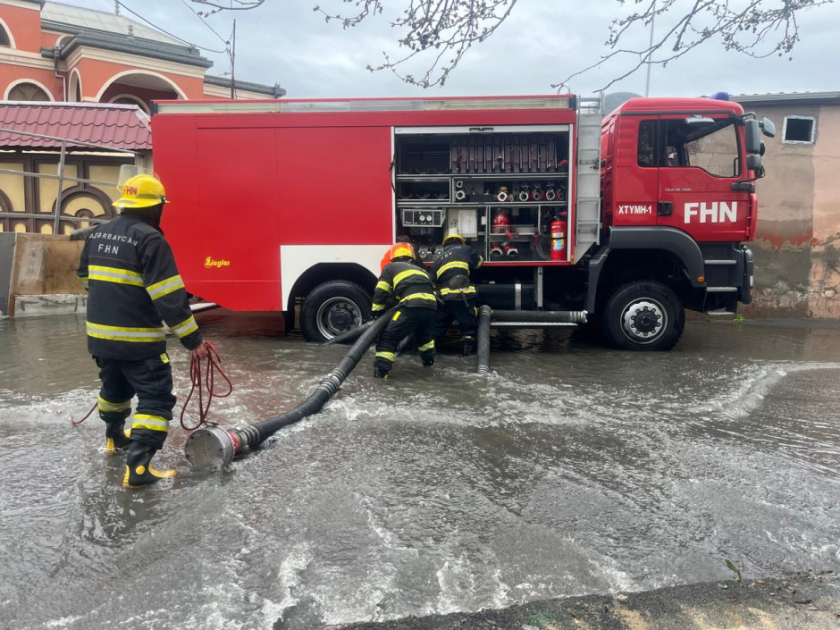 Из затопленных домов в поселке Кешля в Баку эвакуированы 37 человек - МЧС (ФОТО/ВИДЕО) (Обновлено)