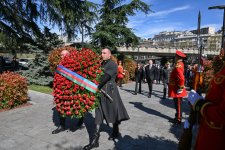Президент Ильхам Алиев и Первая леди Мехрибан Алиева посетили в Тбилиси Мемориал героев (ФОТО/ВИДЕО)