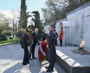 Президент Ильхам Алиев и Первая леди Мехрибан Алиева посетили в Тбилиси Мемориал героев (ФОТО/ВИДЕО)
