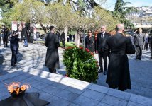 Президент Ильхам Алиев и Первая леди Мехрибан Алиева посетили в Тбилиси Мемориал героев (ФОТО/ВИДЕО)