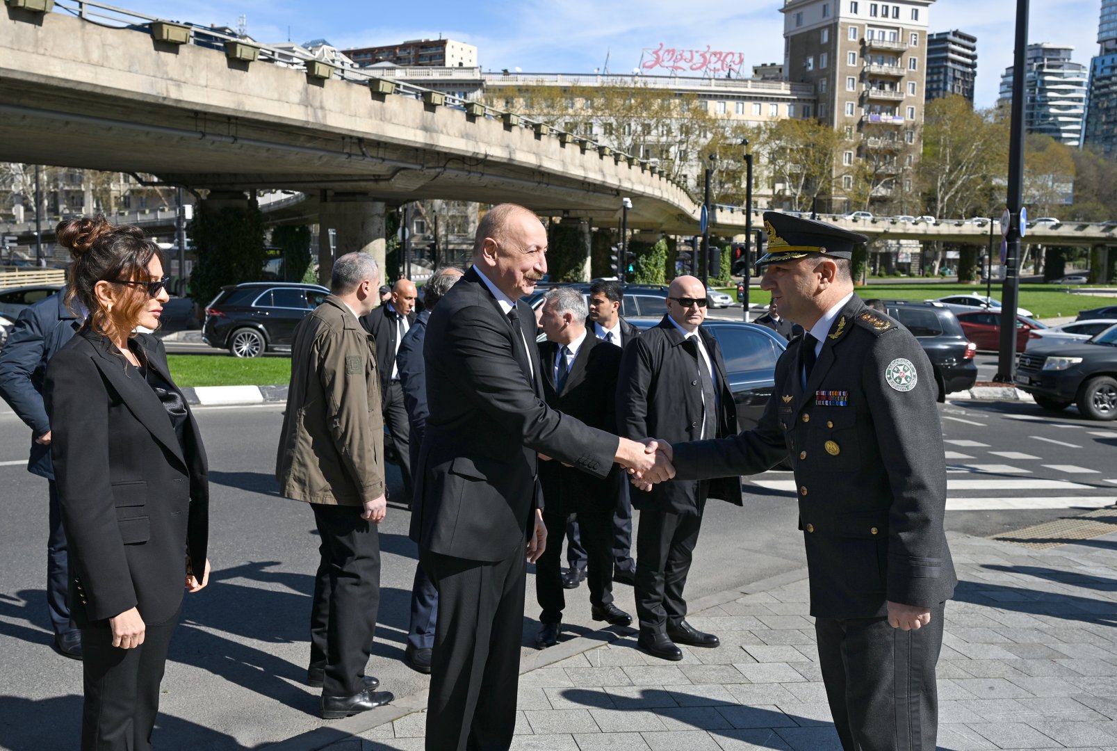 Президент Ильхам Алиев и Первая леди Мехрибан Алиева посетили в Тбилиси Мемориал героев (ФОТО/ВИДЕО)