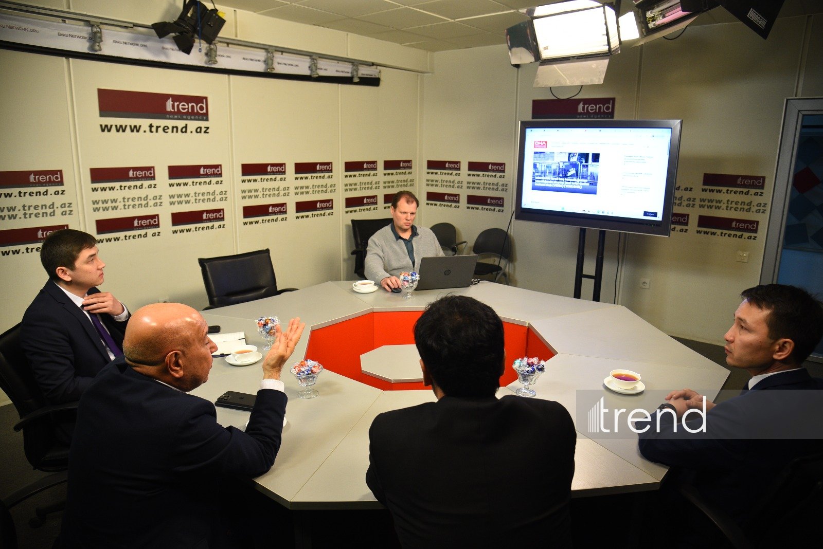 Вице-министр культуры и информации и председатель Комитета международной информации МИД Казахстана посетили офис АМИ Trend (ФОТО)