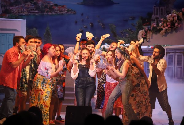 Единственный показ в Баку: мюзикл "История Донны" на сцене Театра песни имени Рашида Бейбутова (ФОТО)