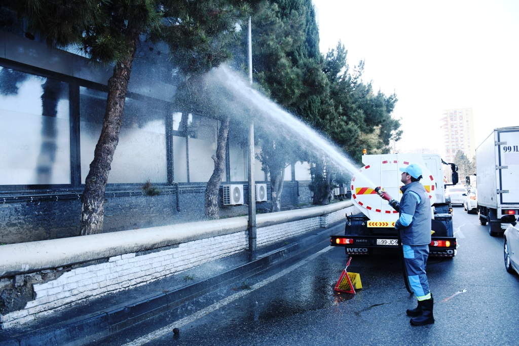 В Баку промыли сотни улиц в рамках городского субботника (ФОТО)