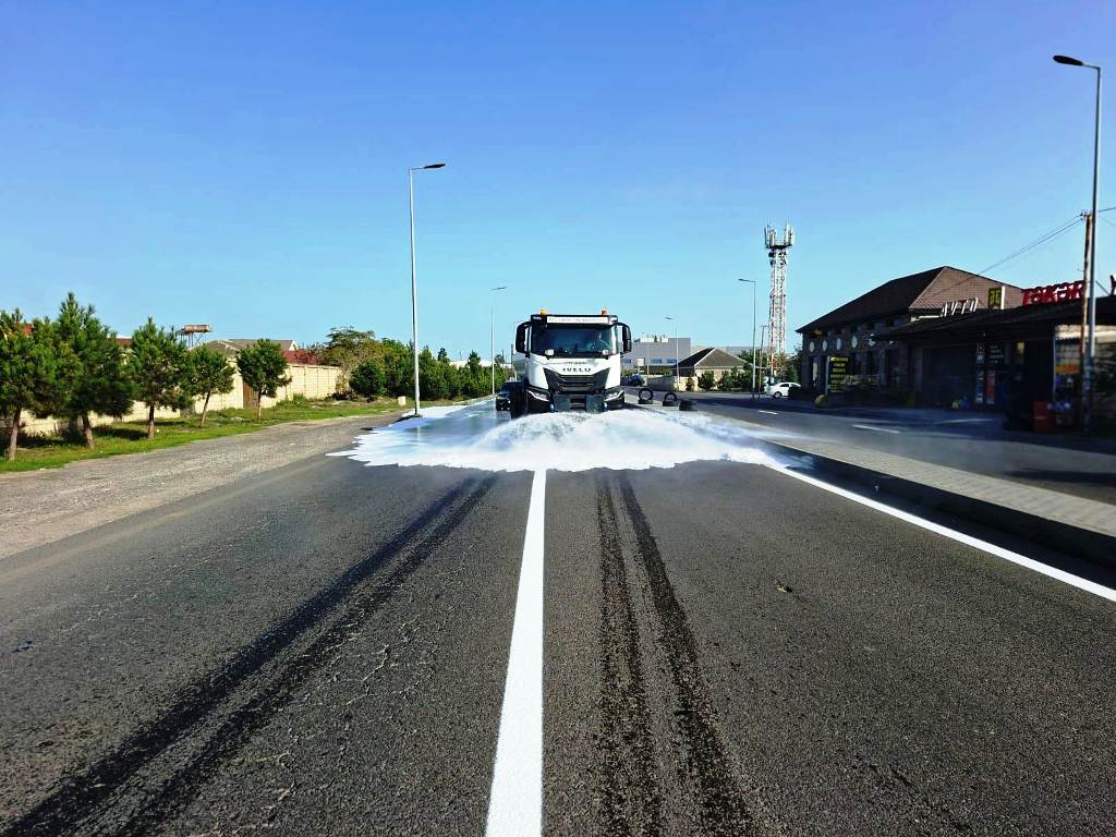 В Баку промыли сотни улиц в рамках городского субботника (ФОТО)