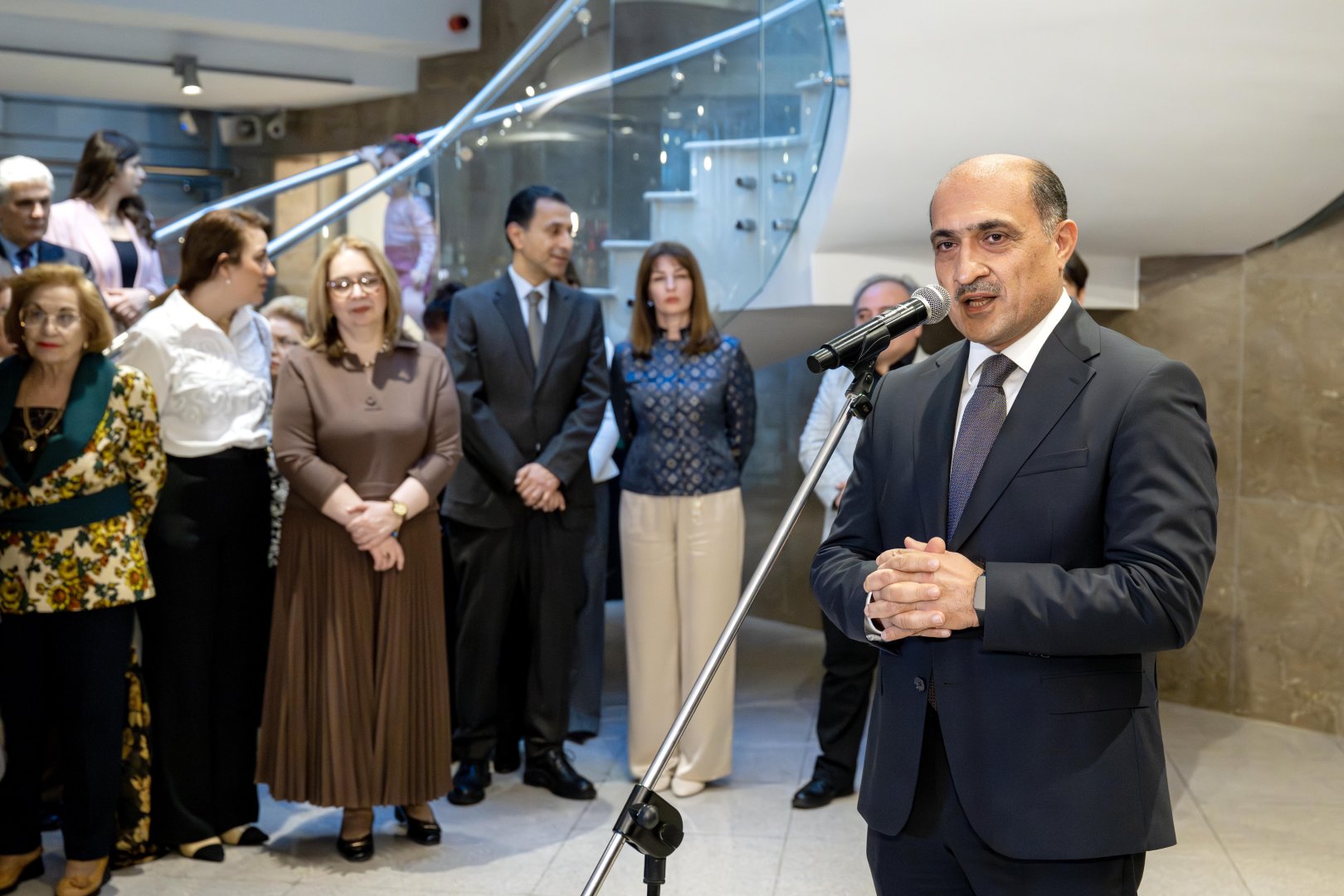 На крыльях времени - искусство Вугара Али раскрывает тайны науки и мифов (ФОТО)