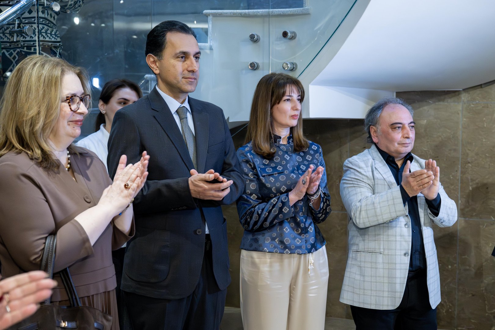 На крыльях времени - искусство Вугара Али раскрывает тайны науки и мифов (ФОТО)