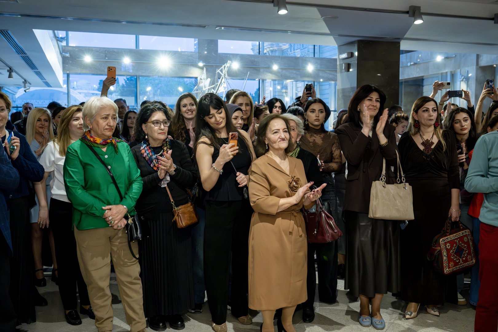 На крыльях времени - искусство Вугара Али раскрывает тайны науки и мифов (ФОТО)