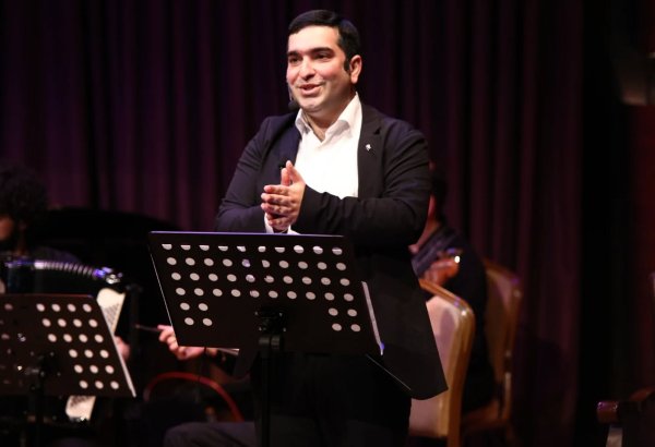 Взглянуть на себя со стороны: Вечер искреннего смеха в Баку (ФОТО)