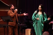 Взглянуть на себя со стороны: Вечер искреннего смеха в Баку (ФОТО)