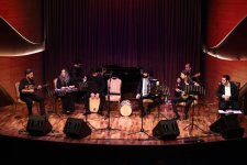 Взглянуть на себя со стороны: Вечер искреннего смеха в Баку (ФОТО)