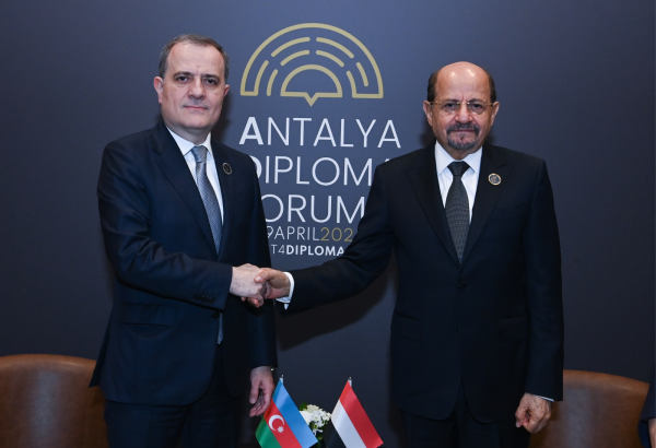 Джейхун Байрамов встретился в Анталье с йеменским коллегой