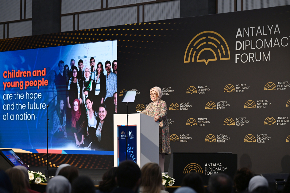 Первая леди Мехрибан Алиева в Анталье приняла участие в панели на тему «Объединившись ради мира в Палестине: борьба с разрушением системы образования и защита будущего» (ФОТО)