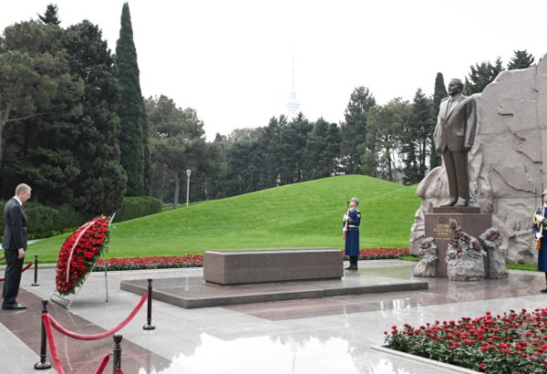 Президент Латвии Эдгарс Ринкевичс посетил на Аллее почетного захоронения могилу Великого лидера Гейдара Алиева (ФОТО)