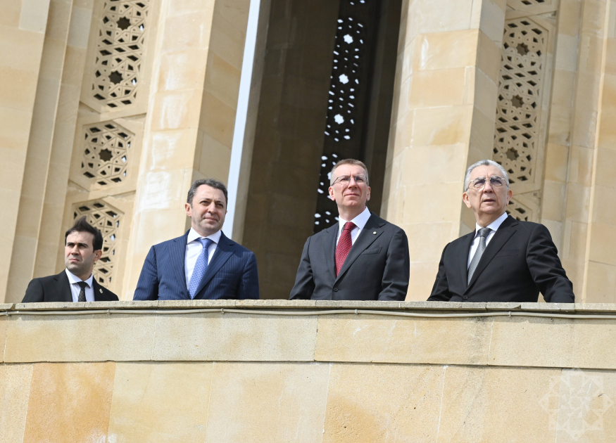 Президент Латвии Эдгарс Ринкевичс посетил Шехидляр хиябаны (ФОТО)