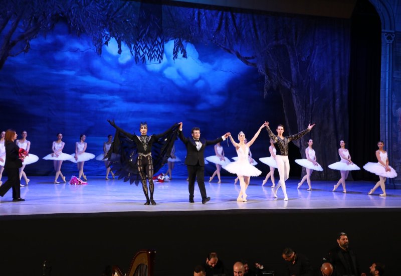 Белый лебедь, чёрная тайна - между светом и тьмой в Баку (ВИДЕО, ФОТО)