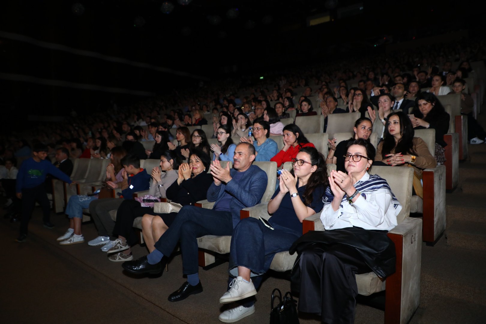 Белый лебедь, чёрная тайна - между светом и тьмой в Баку (ВИДЕО, ФОТО)