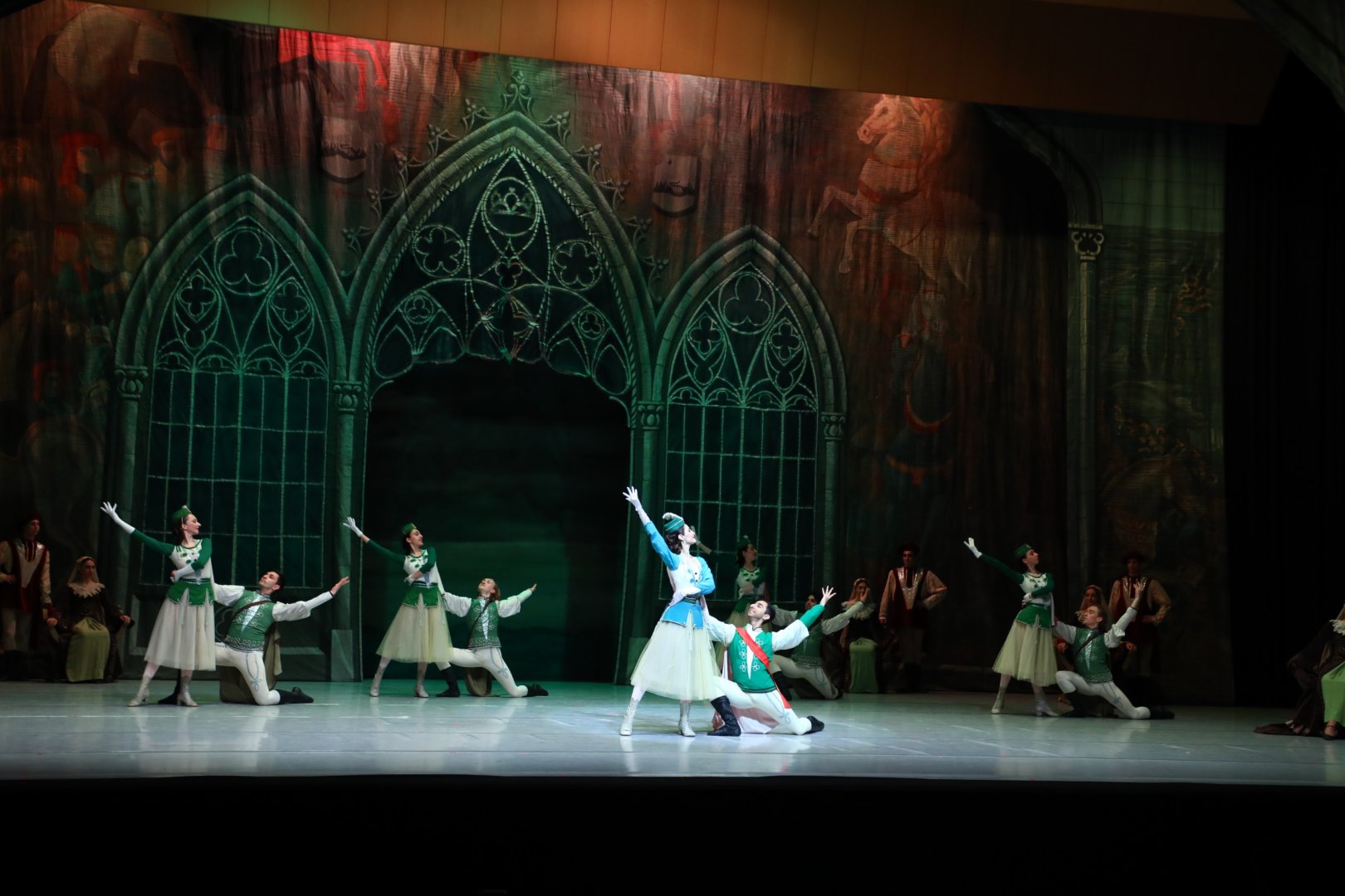 Белый лебедь, чёрная тайна - между светом и тьмой в Баку (ВИДЕО, ФОТО)