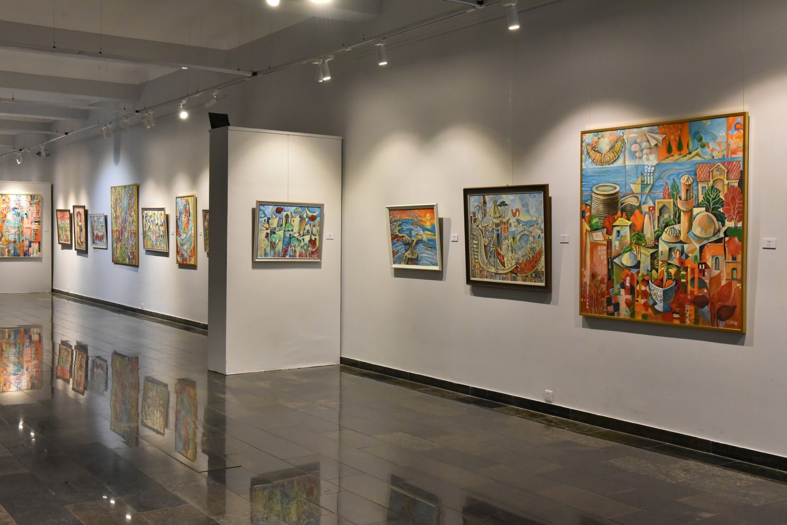 В Баку открылась персональная выставка художника Таира Шихалиева (ФОТО)