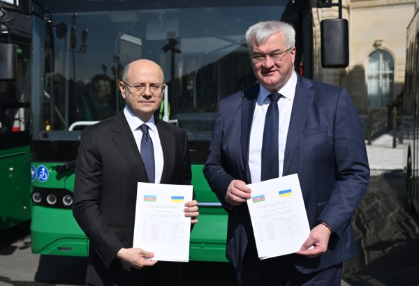 Азербайджан передал для украинского города Ирпен пять электробусов