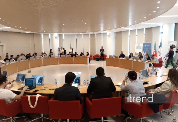 В преддверии WUF13 в Баку организована информационная сессия для журналистов (ФОТО)