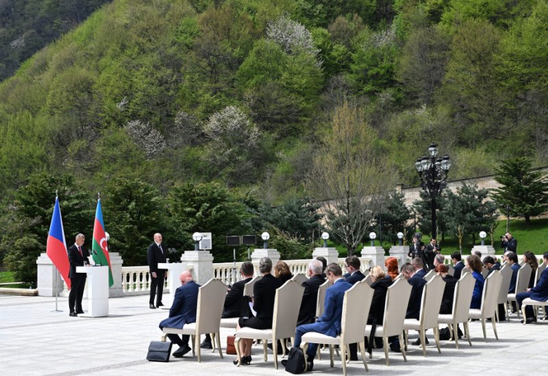 Президент Ильхам Алиев: Азербайджан экспортирует природный газ в соседние с Чехией страны