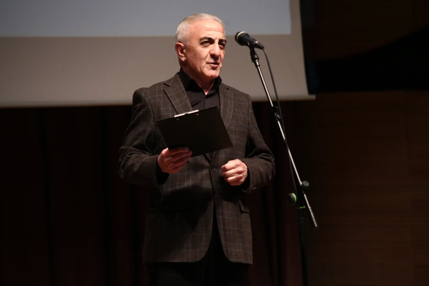 Жизнь в стихах: в Баку прошел юбилейный вечер Барата Вюсала (ФОТО)