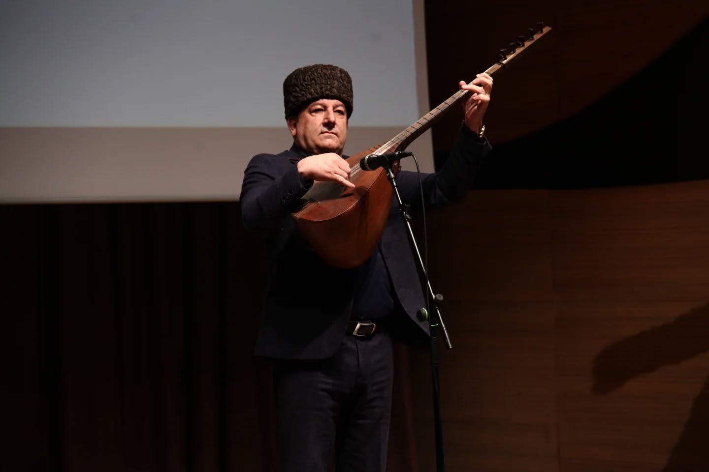 Жизнь в стихах: в Баку прошел юбилейный вечер Барата Вюсала (ФОТО)