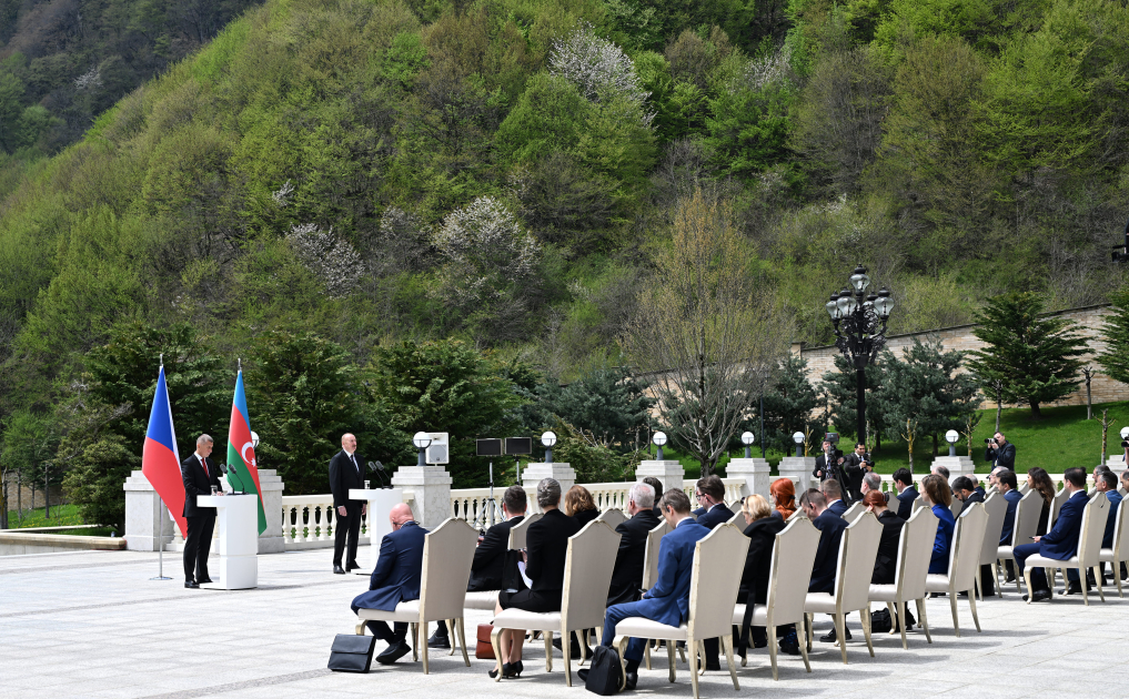Президент Ильхам Алиев и Премьер-министр Андрей Бабиш выступили с заявлениями для прессы (ФОТО)