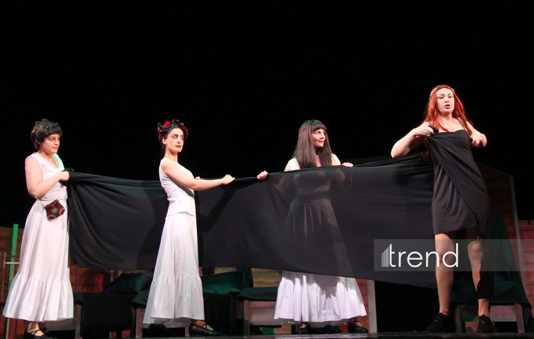 В Баку состоялась блестящая премьера спектакля "Дом Бернарды Альбы" –эмоции до слез и оваций (ФОТО)