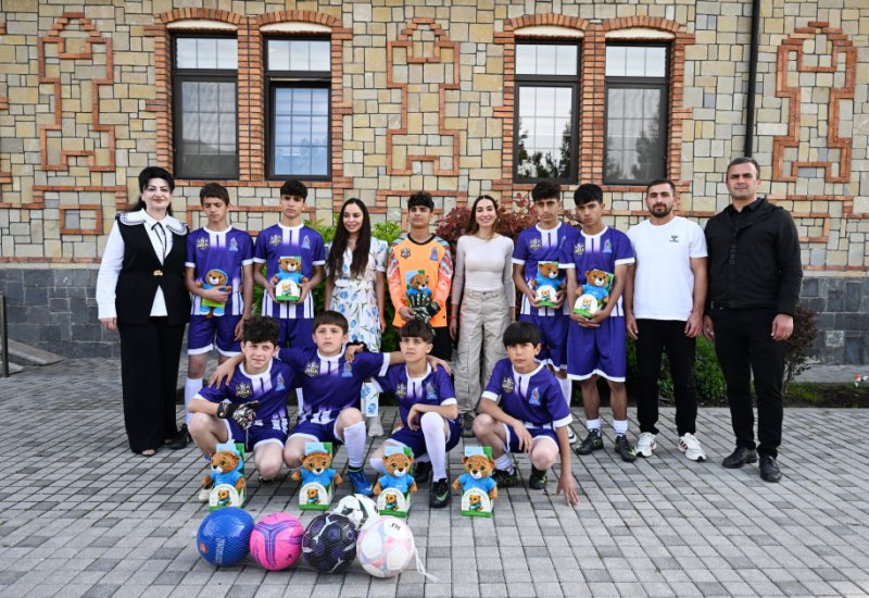 Лейла Алиева и Арзу Алиева посетили в Шеки детский дом учреждения социальных услуг (ФОТО)