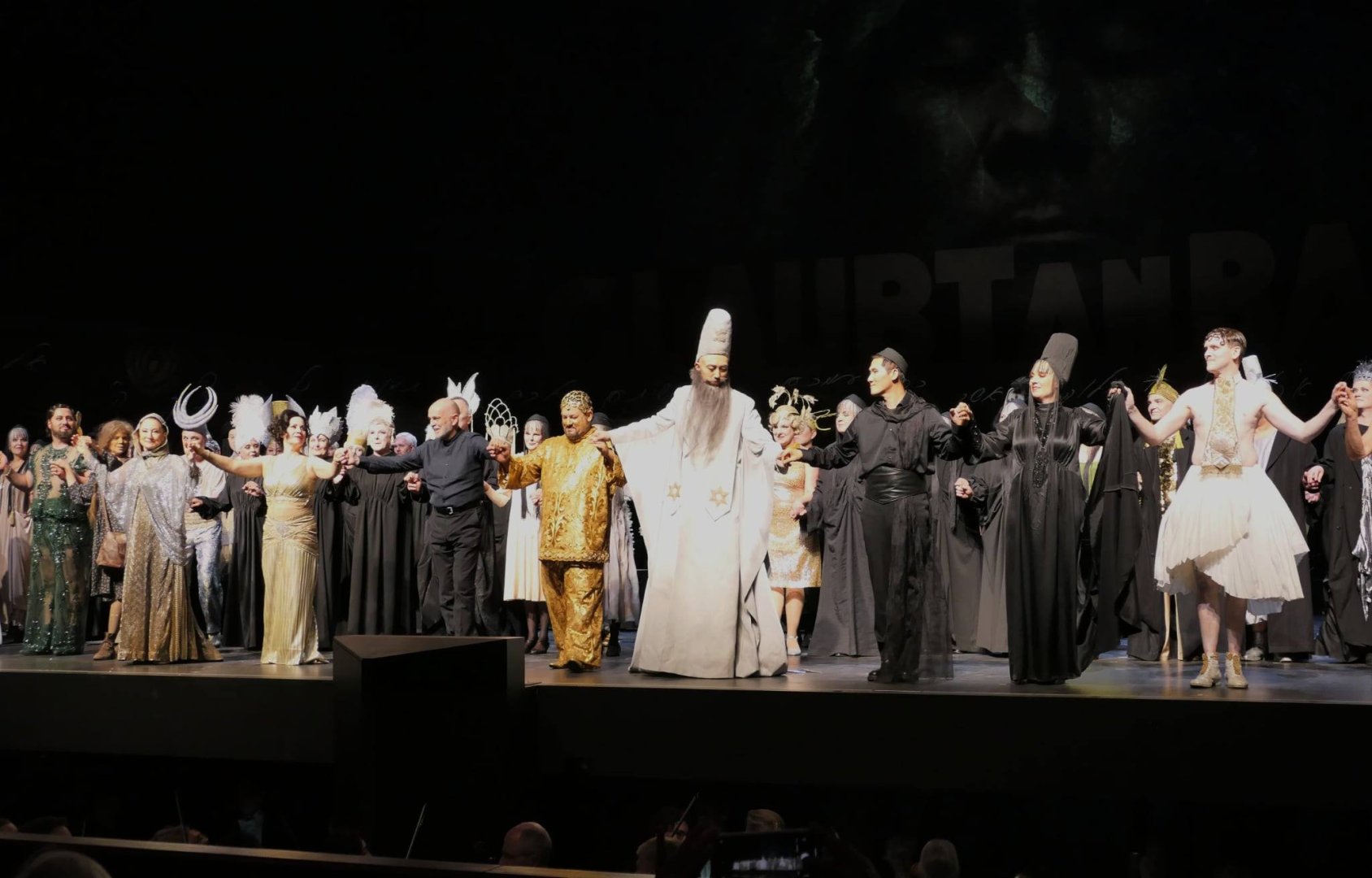 Народный артист Азербайджана Аваз Абдулла стал вавилонским царем в Германии (ФОТО)