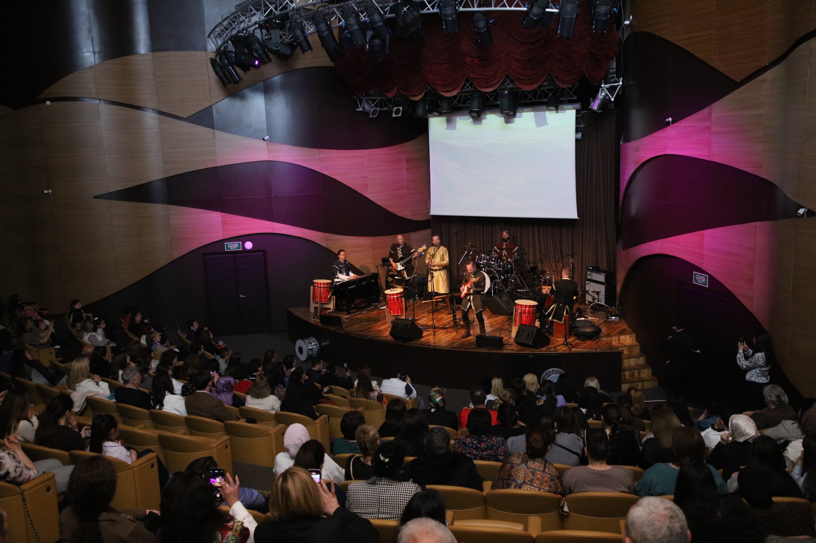 При поддержке Фонда Гейдара Алиева "Проект Венгерская рапсодия" проводит съемки в Азербайджане (ФОТО)