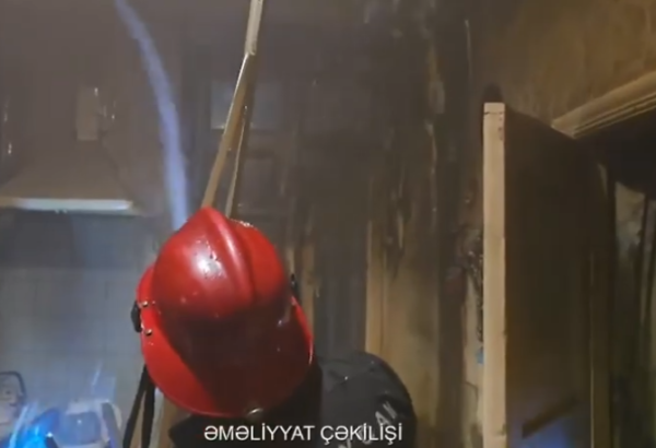 В Баку в жилом доме вспыхнул пожар, есть погибшая (ВИДЕО)