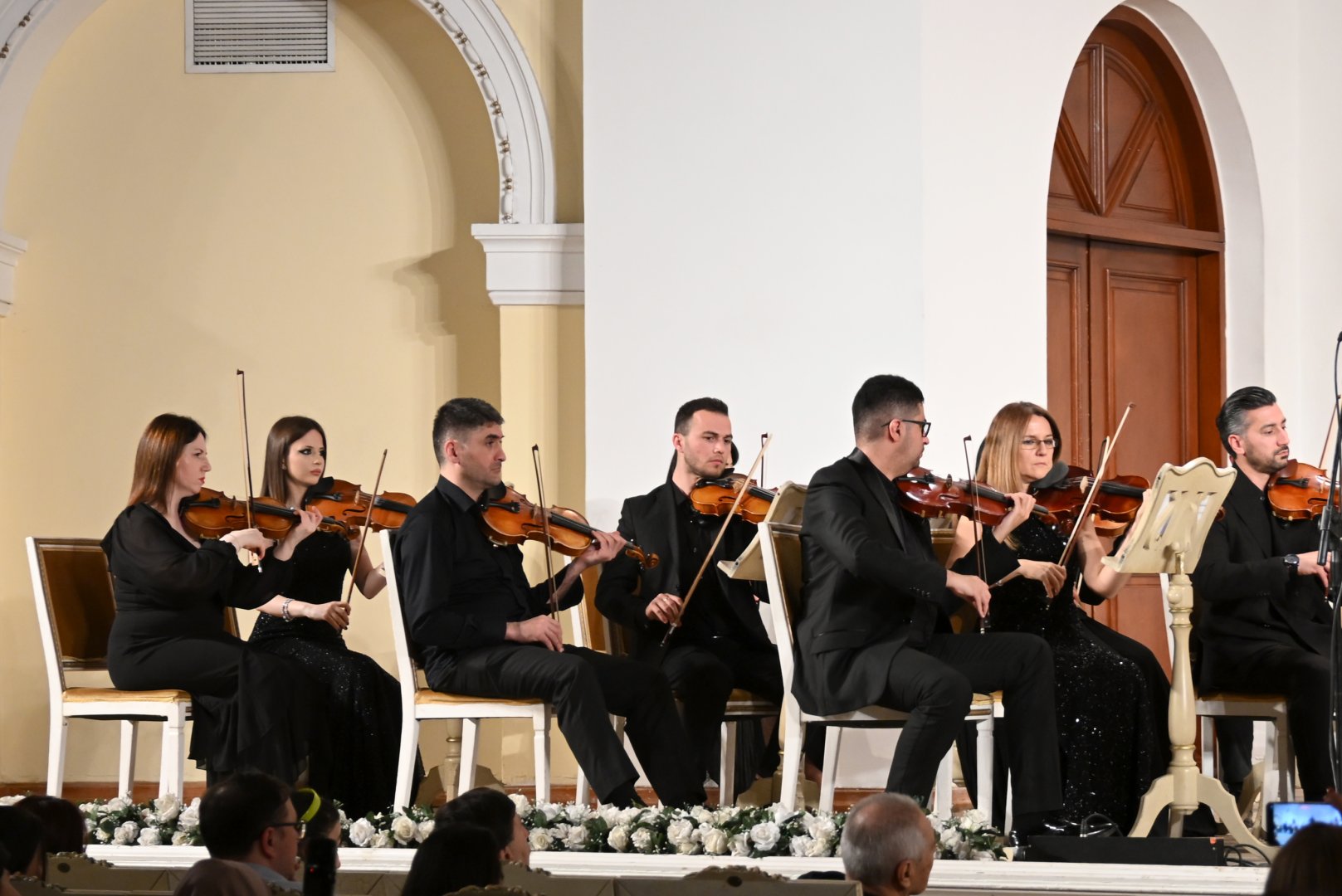 Малая Морская улица в Баку - путешествие сквозь музыку и эмоции (ФОТО)