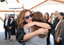 Президент Ильхам Алиев и Первая леди Мехрибан Алиева встретились с жителями, переехавшими в село Шукюрбейли Джебраильского района (ФОТО)