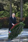 Президент Ильхам Алиев и Первая леди Мехрибан Алиева посетили могилу Великого лидера Гейдара Алиева на Аллее почетного захоронения (ФОТО/ВИДЕО)