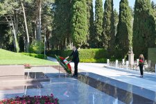 Президент Ильхам Алиев и Первая леди Мехрибан Алиева посетили могилу Великого лидера Гейдара Алиева на Аллее почетного захоронения (ФОТО/ВИДЕО)