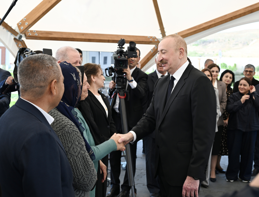 Президент Ильхам Алиев и Первая леди Мехрибан Алиева встретились с жителями, переехавшими в село Шукюрбейли Джебраильского района (ФОТО)