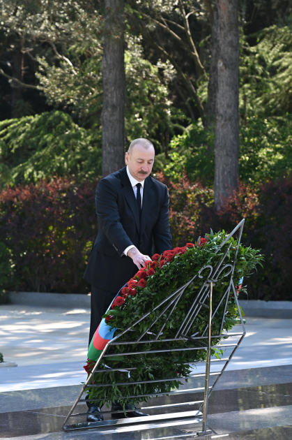 Президент Ильхам Алиев и Первая леди Мехрибан Алиева посетили могилу Великого лидера Гейдара Алиева на Аллее почетного захоронения (ФОТО/ВИДЕО)