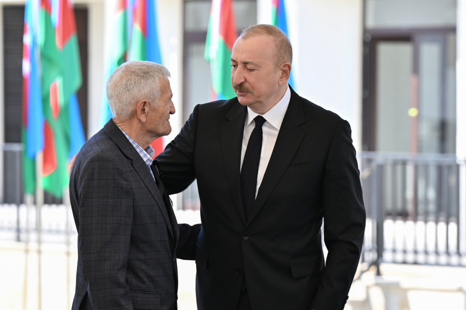 Президент Ильхам Алиев встретился с семьями, переселившимися в первый жилой комплекс в городе Зангилан (ФОТО)