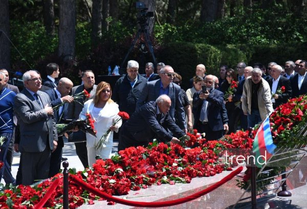 Азербайджанский народ чтит память великого лидера Гейдара Алиева (ФОТО)