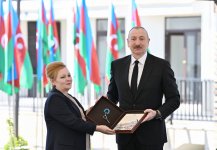 Президент Ильхам Алиев встретился с семьями, переселившимися в первый жилой комплекс в городе Зангилан (ФОТО)