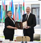 Президент Ильхам Алиев встретился с семьями, переселившимися в первый жилой комплекс в городе Зангилан (ФОТО)