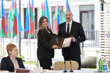 Президент Ильхам Алиев встретился с семьями, переселившимися в первый жилой комплекс в городе Зангилан (ФОТО)