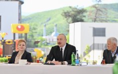 Президент Ильхам Алиев встретился с семьями, переселившимися в первый жилой комплекс в городе Зангилан (ФОТО)