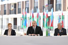 Президент Ильхам Алиев встретился с семьями, переселившимися в первый жилой комплекс в городе Зангилан (ФОТО)