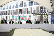 Президент Ильхам Алиев встретился с семьями, переселившимися в первый жилой комплекс в городе Зангилан (ФОТО)