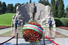Официальные лица государства и правительства почтили память Великого лидера на Аллее почетного захоронения (ФОТО)
