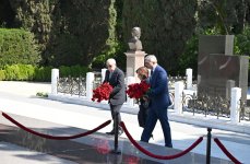 Официальные лица государства и правительства почтили память Великого лидера на Аллее почетного захоронения (ФОТО)